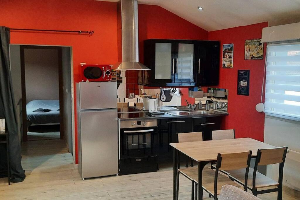 Charmante Maison De Ville Сен Дизие Екстериор снимка